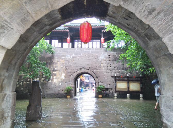 太阳女神谢娜永远都把快乐呈现给观众，把困难化成动力